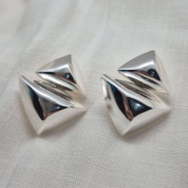 Brinco Fixo Lateral Liso Triangulos Pressão