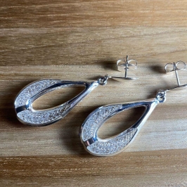 Brinco Gotão Rendado c/ Zircônia