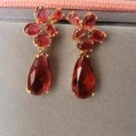 Brinco pedras vermelhas