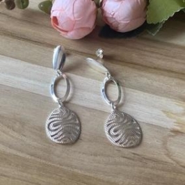 Brinco Trabalhado Chapeado Vazado Prata