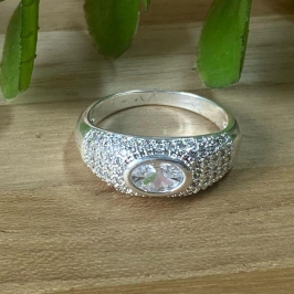 Anel Detalhado Zirconias c/ Pedra Central Prata