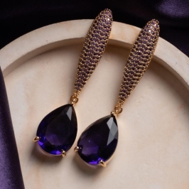 Brinco Cravejado Zirconias e Pedra Roxa