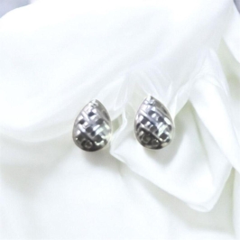 Brinco Mini Gota com Detalhes Vazados