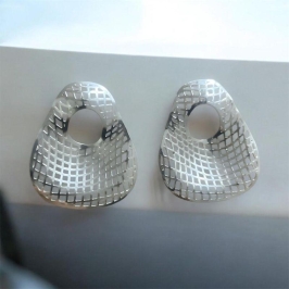 Brinco Gota c/ Detalhes Vazados Redondo e Losango