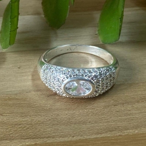 Anel Detalhado Zirconias c/ Pedra Central Prata