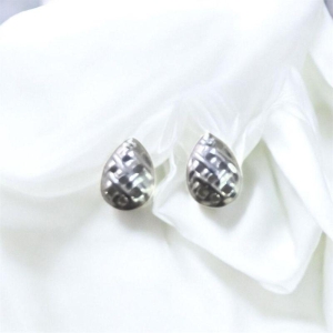 Brinco Mini Gota com Detalhes Vazados