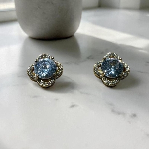 Brinco Flor Pedra Cristal e Petalas Brilhantes