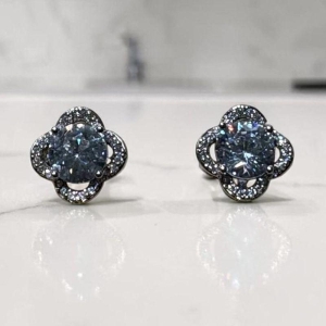 Brinco Flor Pedra Cristal e Petalas Brilhantes