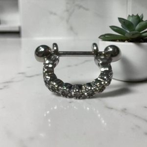 Piercing Detalhes em Relevo c/ Brilhantes