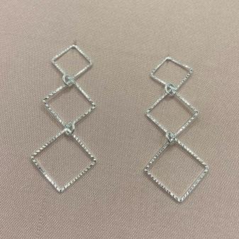 Brinco 3 Quadrados Vazados