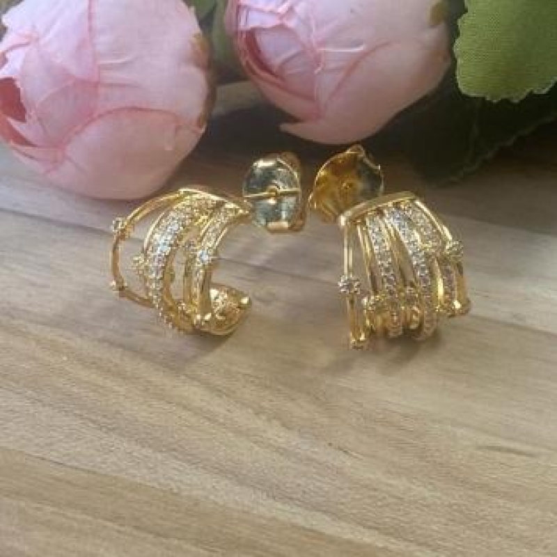 Brinco Arqueado Cravejado Zirconias