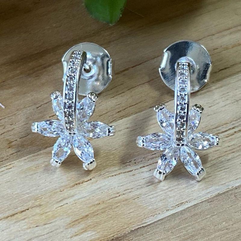 Brinco Fileira Zircônia c/ 6 Pétalas Navetes