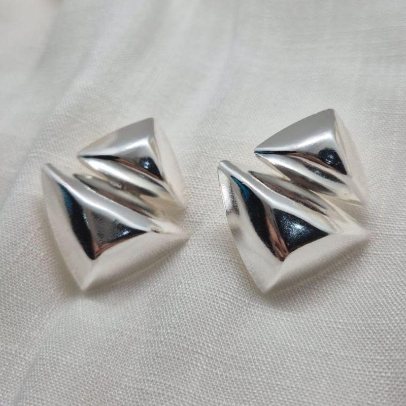 Brinco Fixo Lateral Liso Triangulos Pressão