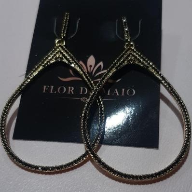 Brinco Oval Zirconias Negras