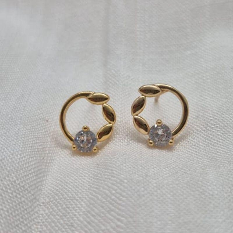 Brinco Redondo Detalhado c/ Brilhante