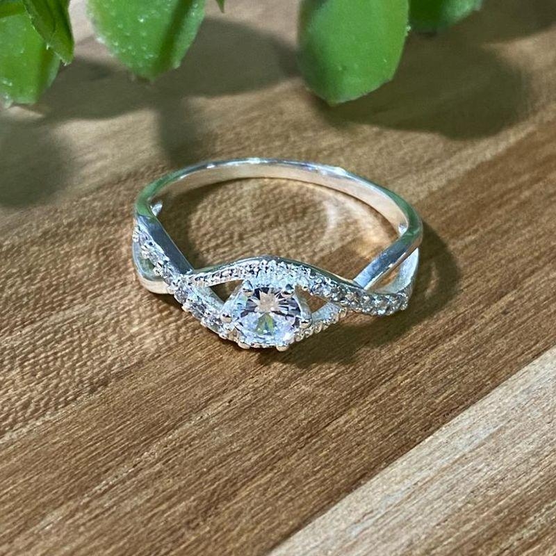 Anel Cravejado Aros Cruzados e Brilhante