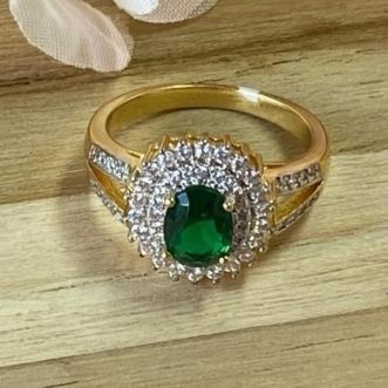 Anel Oval Verde Cravejado
