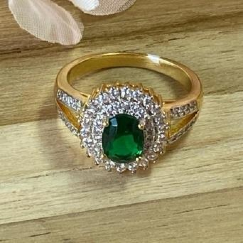 Anel Oval Verde Cravejado