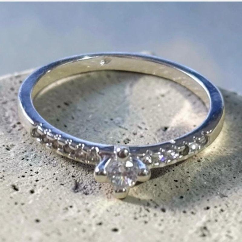 Anel Solitario 4 Garras Altas + 12 Zirconias