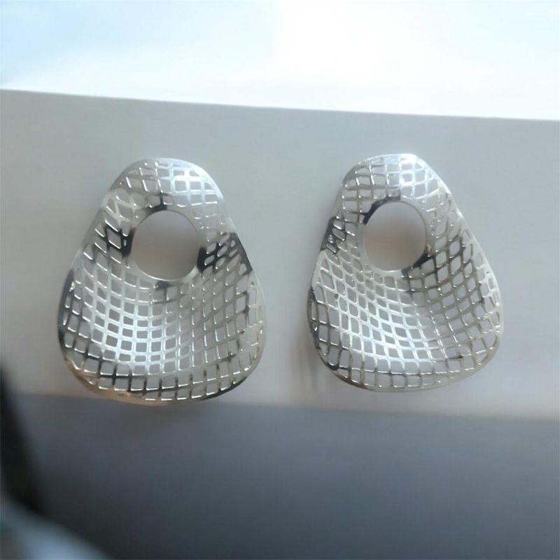 Brinco Gota c/ Detalhes Vazados Redondo e Losango