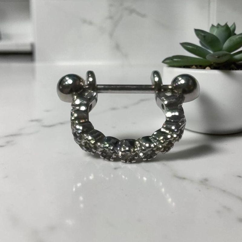 Piercing Detalhes em Relevo c/ Brilhantes