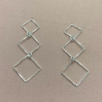 Brinco 3 Quadrados Vazados