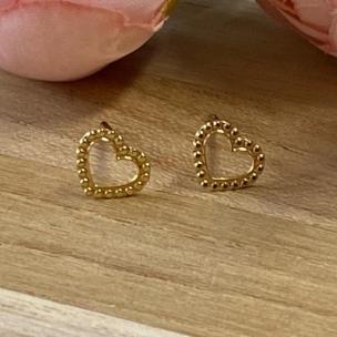 Brinco Coração Chapa Detalhado Pequeno