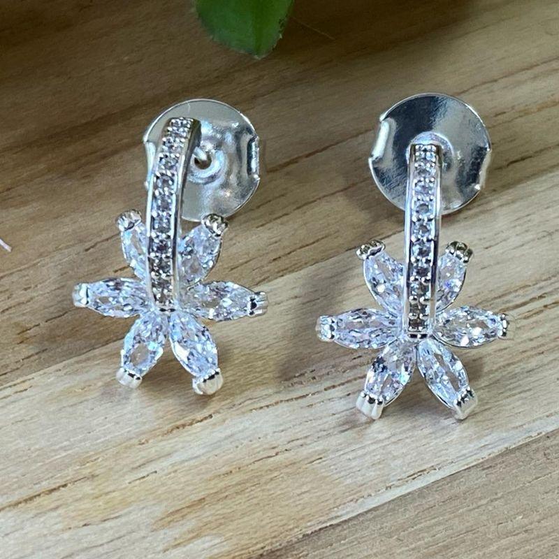 Brinco Fileira Zircônia c/ 6 Pétalas Navetes