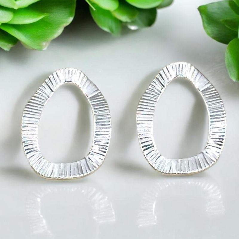 Brinco Oval Orgânico Vazado