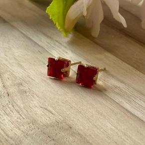 Brinco Quadrado Pedra Vermelha