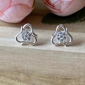 Brinco Triangular Cantos Redondos Flor Cravejada Central