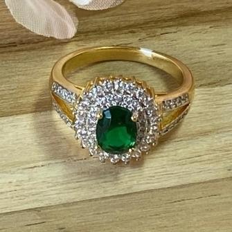 Anel Oval Verde Cravejado