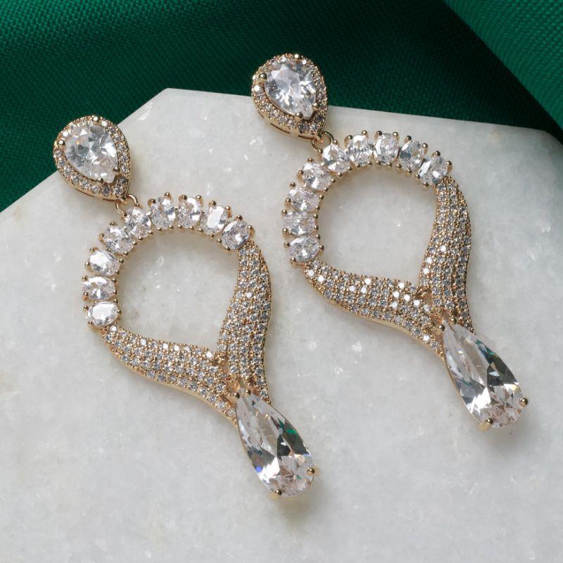 Brinco Cravejado Brilhantes e Pedras Cristais