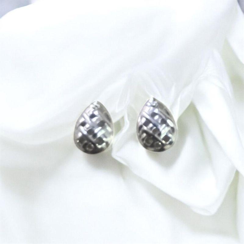 Brinco Mini Gota com Detalhes Vazados