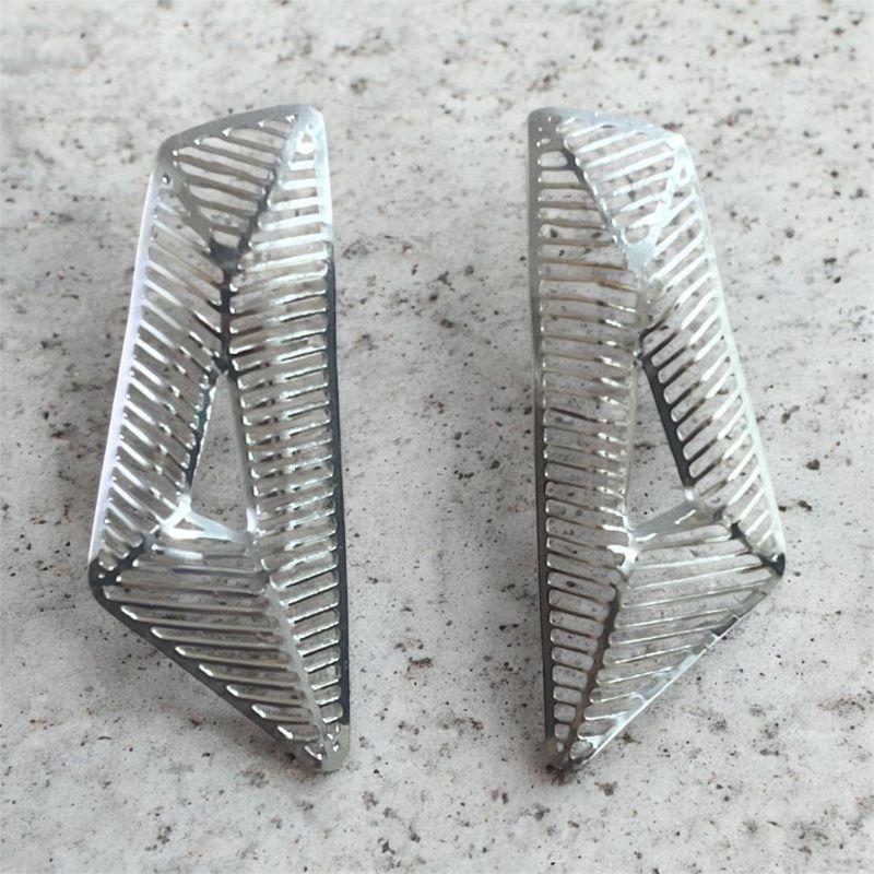 Brinco Aramado Retangular c/ Ponta Embaixo e Detalhes Vazados na Horizontal