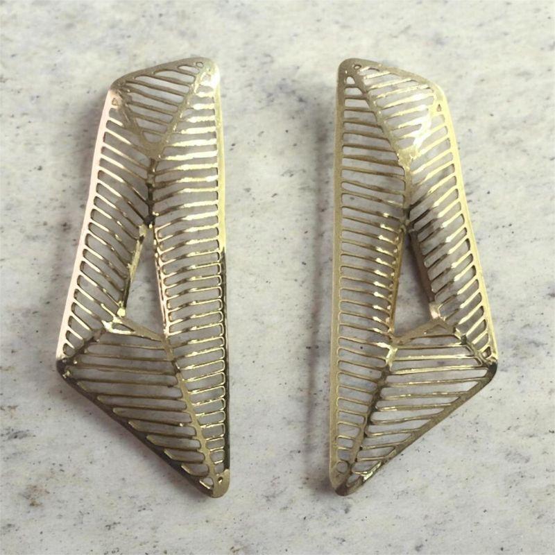 Brinco Aramado Retangular c/ Ponta Embaixo e Detalhes Vazados na Horizontal