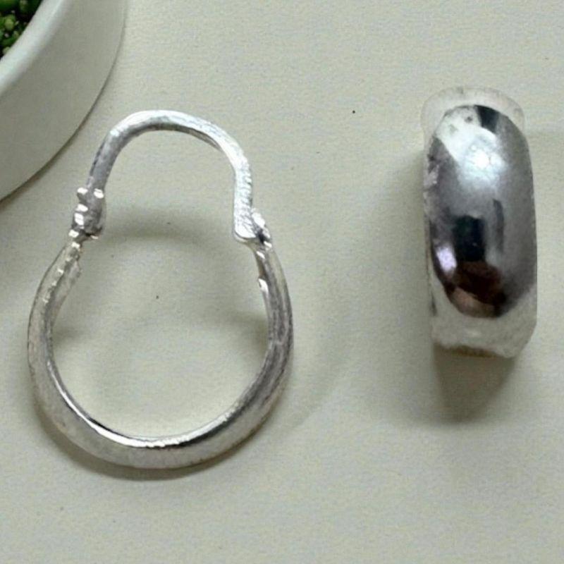 Brinco Argolinha Lisa Oval Pequena c/ Fecho Tranqueta