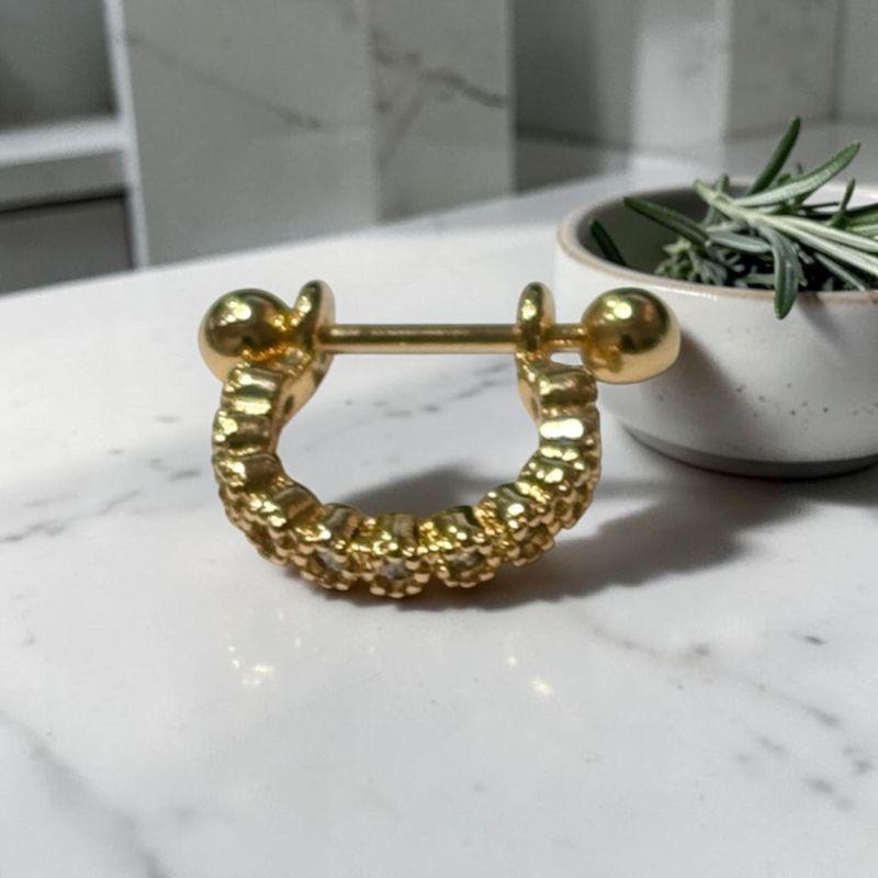 Piercing Detalhes em Relevo c/ Brilhantes