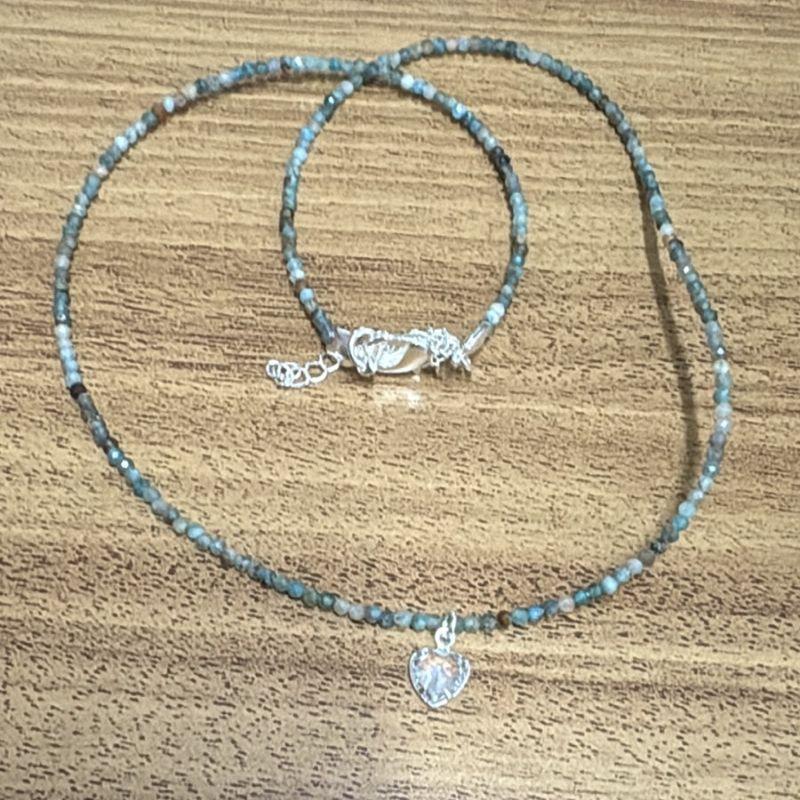 Colar Pedras Apatita Mesclada 2mm Pingente Coração