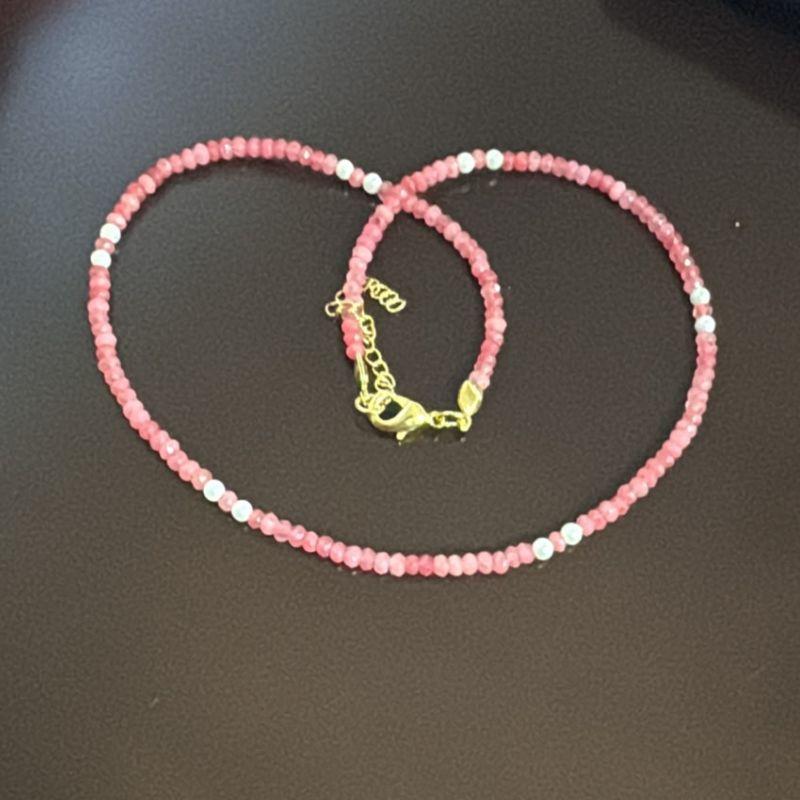Colar Pedras Jade Rosa Chiclete 2mm Detalhes Perolas